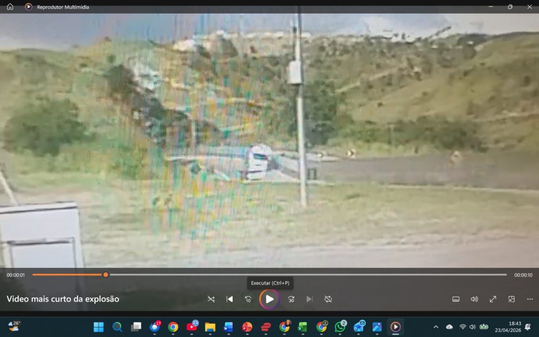Carreta que explodiu na Dutra estava pelo menos a 124km/h e tinha multas recentes por excesso de velocidade