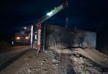 Carreta carregada com brita tomba na BR-364 e causa bloqueio total por horas