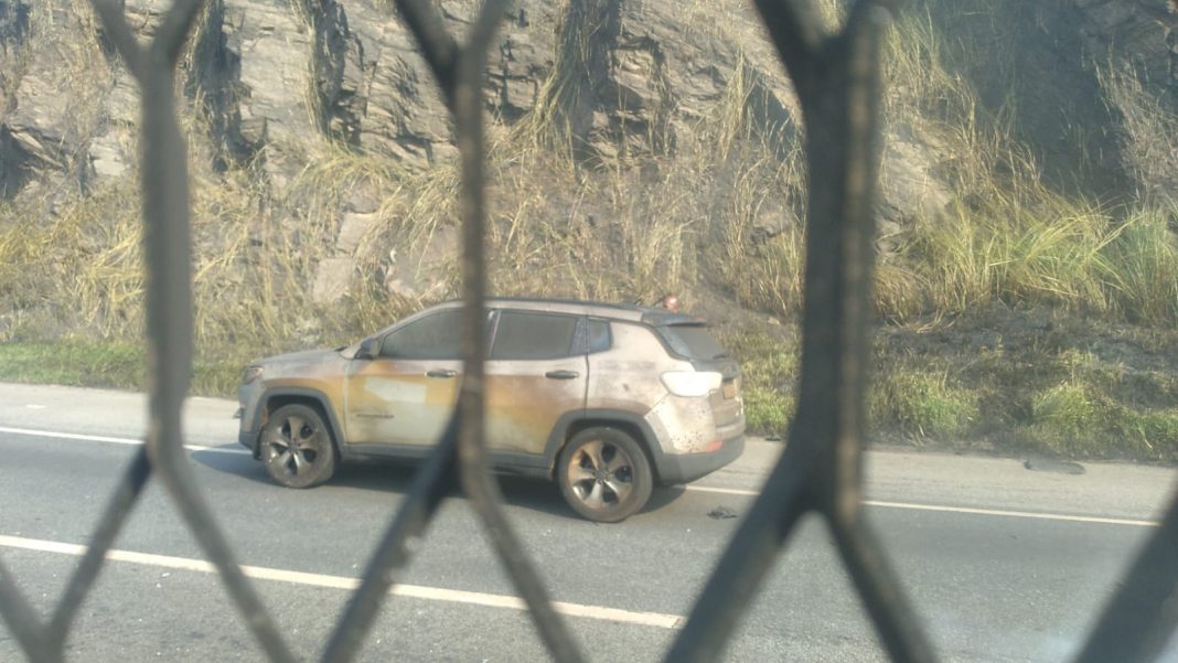 Explosão de carreta com carga química deixa mortos e feridos e interdita a Dutra, em Barra Mansa (RJ)