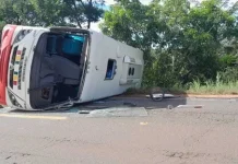 Ônibus choca contra carreta parada na MS-240, tomba e deixa motorista ferido Ônibus choca contra carreta parada na MS-240, tomba e deixa motorista ferido