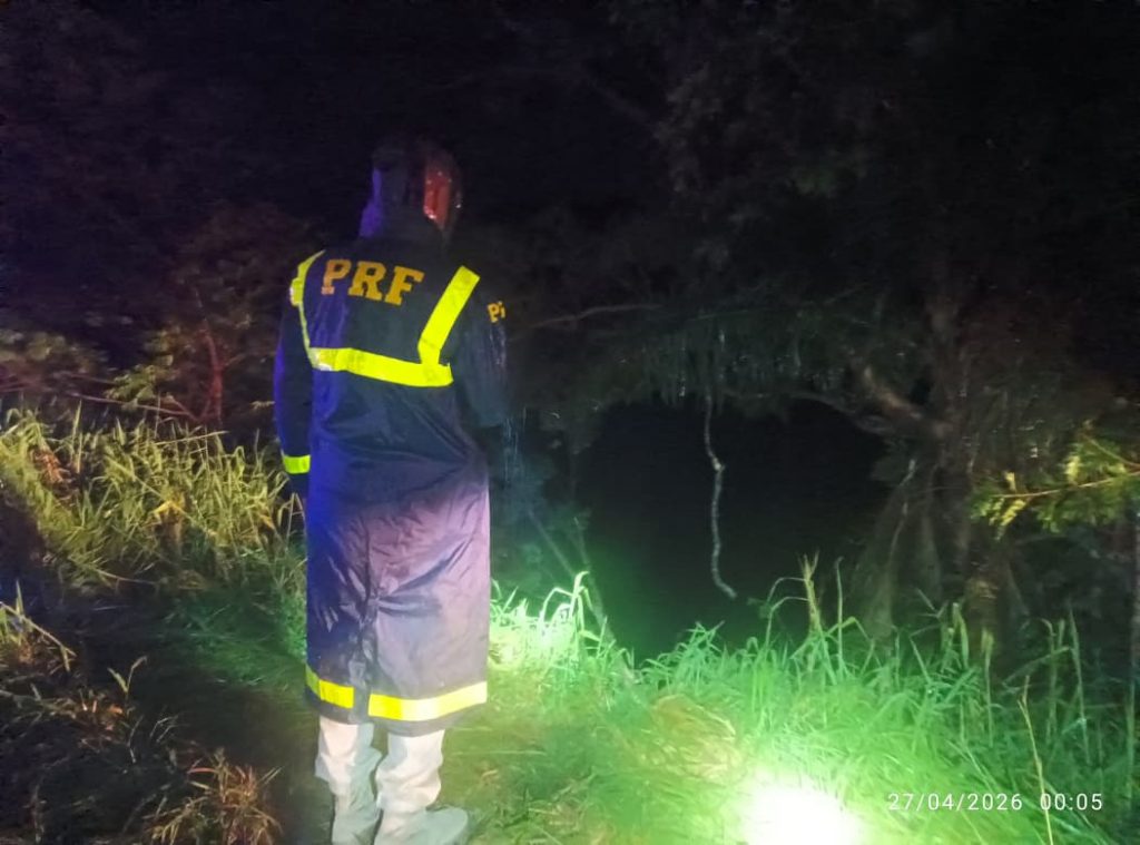 Pai e filha morrem afogados após carreta com carga perigosa despencar em represa na BR-116/PR