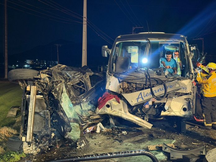 Um morre e seis ficam feridos em acidente entre micro-ônibus e carro na SC-407