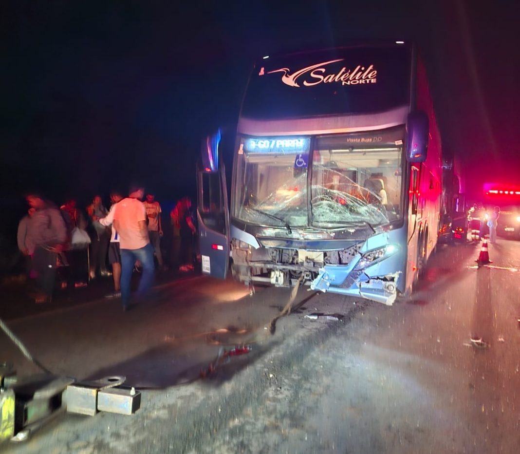 Ônibus e três carros se envolvem em acidente na BR-153/GO e deixam 1 morto e 6 feridos