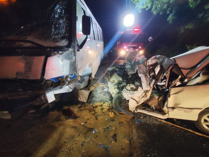 Colisão frontal de micro-ônibus com Fiat Uno na SC-496 deixa 1homem morto, em Descanso