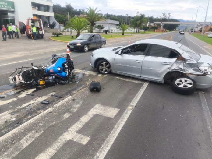 Motoqueiro morre ao colidir em lateral de carro na rodovia SC-370, em Gravatal