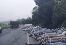 Carreta tomba na Régis Bittencourt, em Miracatu (SP), e causa interdição Carreta tomba na Régis Bittencourt, em Miracatu (SP), e causa interdição