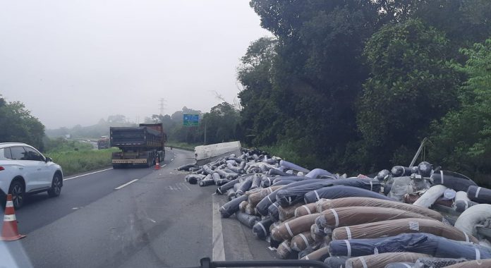 Carreta tomba na Régis Bittencourt, em Miracatu (SP), e causa interdição