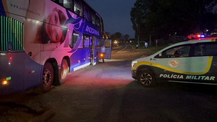 Menor boliviano é detido em ônibus, na SP-270, com dois tabletes de cocaína