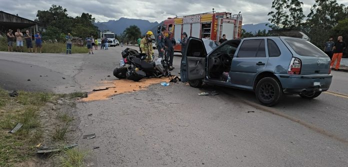 Garupa morre e motoqueiro fica gravemente ferido em acidente na SC-446, em Lauro Müller Garupa morre e motoqueiro fica gravemente ferido em acidente na SC-446, em Lauro Müller