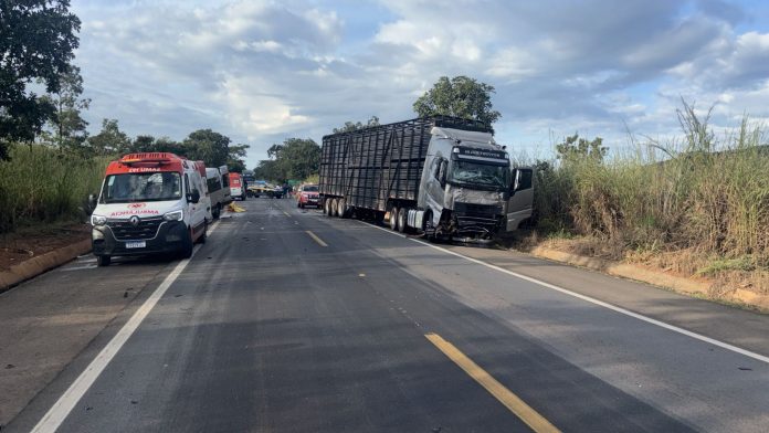Acidente na BR-020/DF entre van, carro e caminhão deixa 8 mortos e 8 feridos