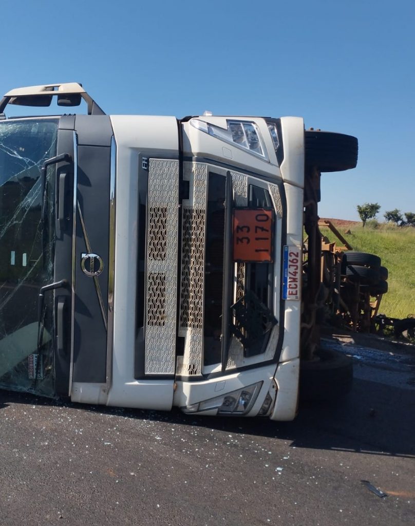 Carreta que explodiu na Dutra estava pelo menos a 124km/h e tinha multas recentes por excesso de velocidade