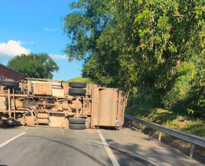 Acidente com caminhão de lixo interdita BR-116/RJ, em Porto Real