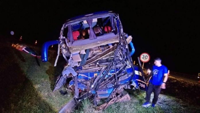 Acidente entre ônibus e carreta na BR-050/MG deixa 2 mortos e mais de 30 feridos, em Uberaba