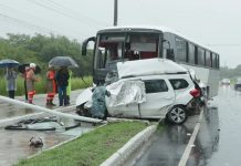 Colisão na PE-009 entre ônibus e carro mata casal, em Ipojuca Colisão na PE-009 entre ônibus e carro mata casal, em Ipojuca