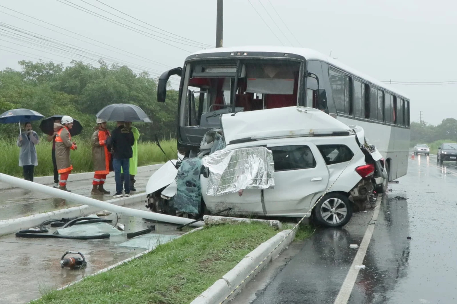 Colisão na PE-009 entre ônibus e carro mata casal, em Ipojuca