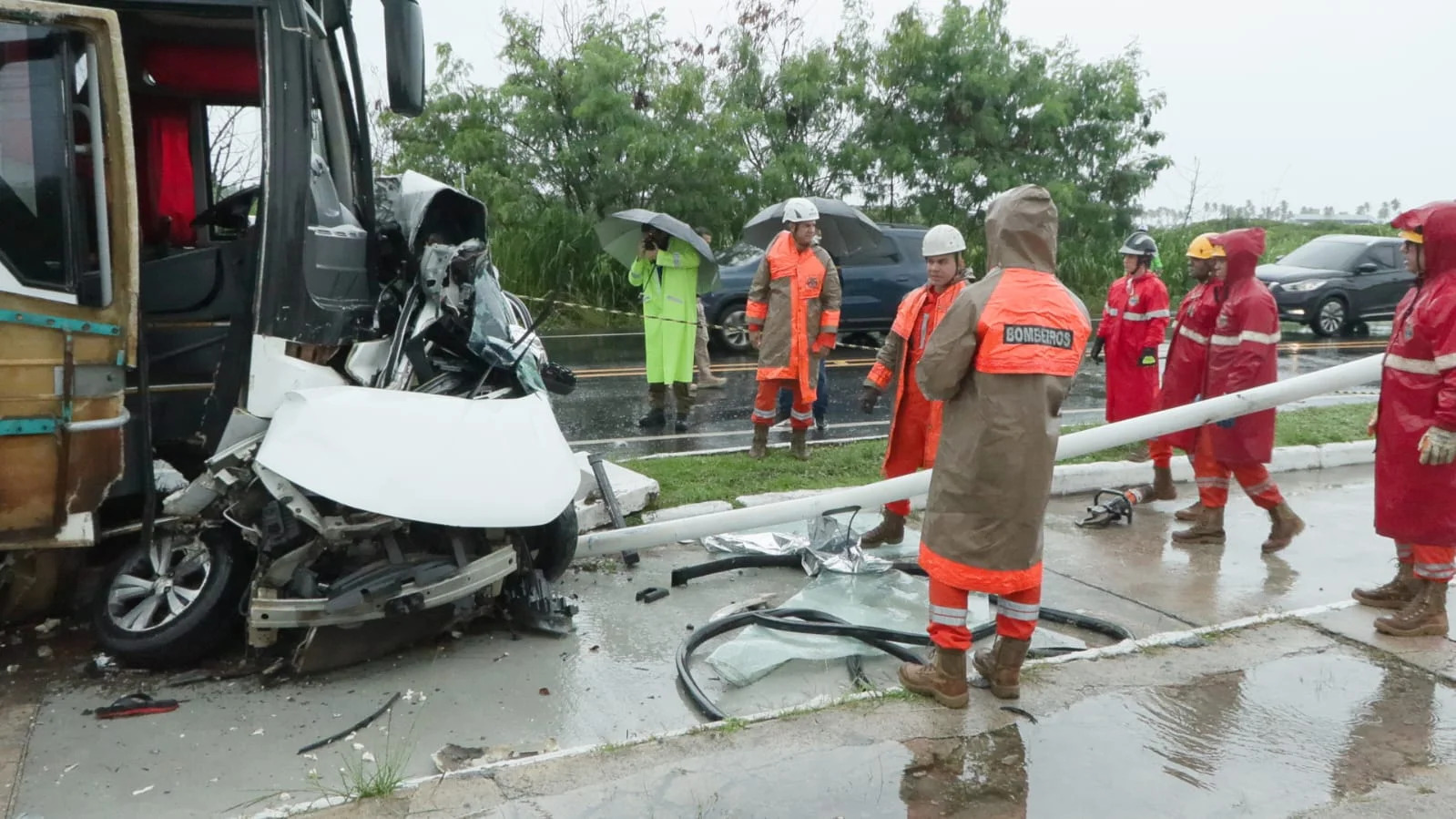 Colisão na PE-009 entre ônibus e carro mata casal, em Ipojuca