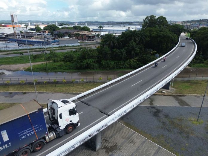 BR-101/PE mantém bloqueio sobre o viaduto Direcional, em Jaboatão dos Guararapes BR-101/PE mantém bloqueio sobre o viaduto Direcional, em Jaboatão dos Guararapes