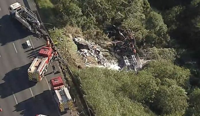 Acidente com carreta na Bandeirantes deixa caminhoneiro morto e ajudante ferido, em Caieiras (SP)