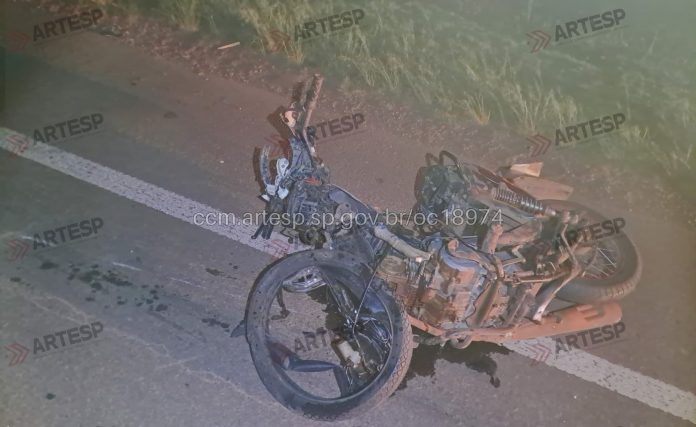 Motoqueiro morre na rodovia Raposo Tavares (SP-270), ao colidir com carreta Scania, em Ipaussu (SP), nesse domingo (19).
