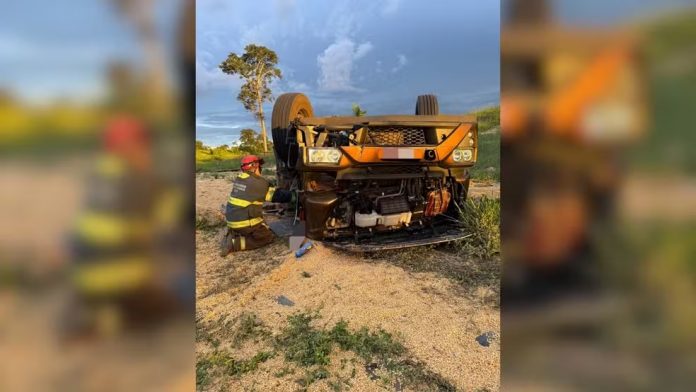 Caminhoneiro e ajudante morrem em capotamento na MG-223, em Araguari