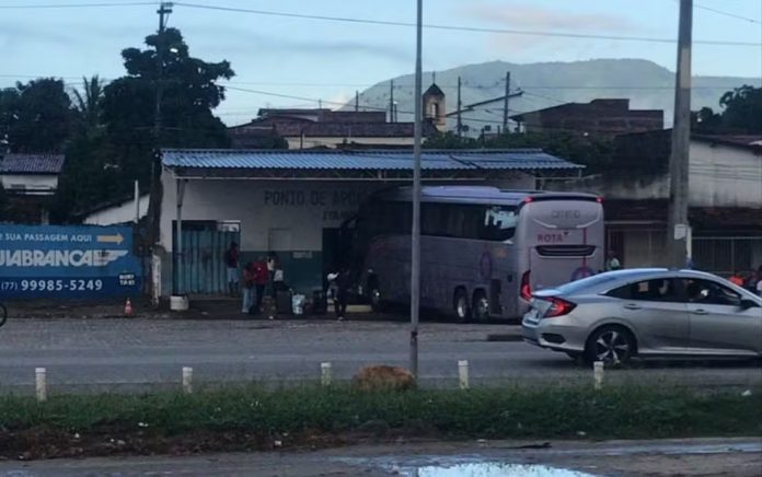 Ônibus da Rota que invadiu rodoviária na Bahia e matou 2 pessoas tem 20 multas