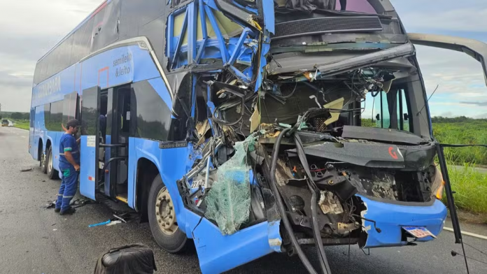Ônibus da Guanabara bate em traseira de carreta na CE-040 e deixa feridos, em Cascavel