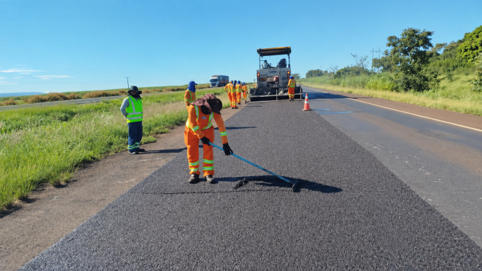 BR-153 e BR-262 recebem obras de melhorias em trechos distintos, em MG e GO BR-153 e BR-262 recebem obras de melhorias em trechos distintos, em MG e GO