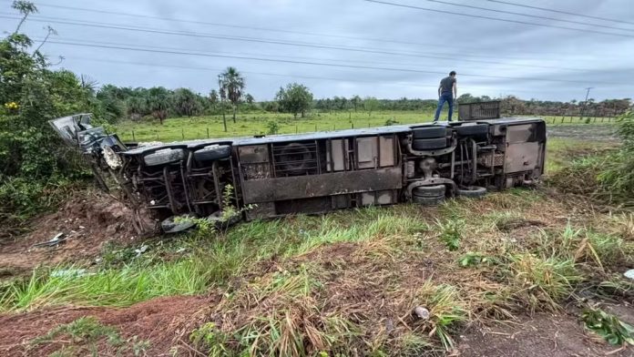 Motorista de ônibus fica gravemente ferido em tombamento na BR-174/RR, em Caracaraí