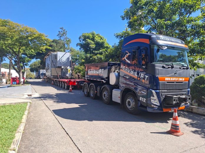 Carga especial interdita pista da Via Dutra, em Guarulhos (SP), nesta segunda (27)