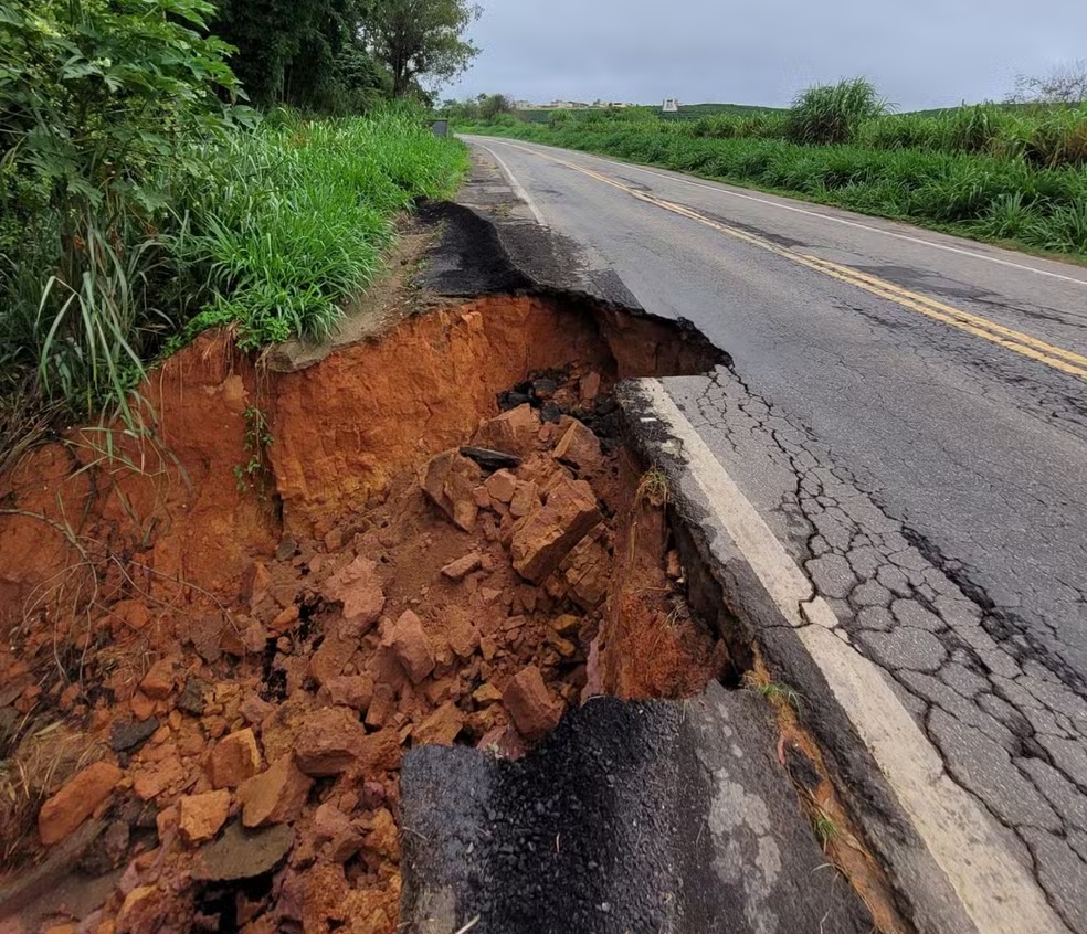 Trechos da BR-262/MG e BR-365/MG estão interditados devido às chuvas