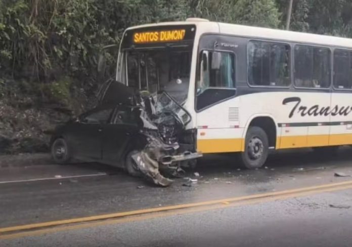 Acidente entre carro e ônibus na BR-040/MG deixa um morto, em Ewbank da Câmara