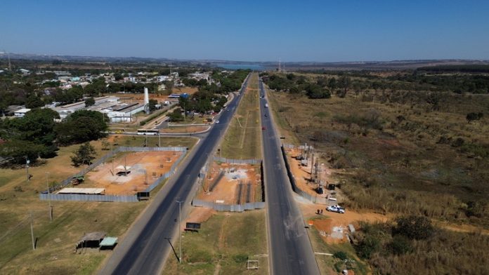 Obra na BR-080/DF deixa tráfego de veículos em pista única, em Brazlândia Obra na BR-080/DF deixa tráfego de veículos em pista única, em Brazlândia