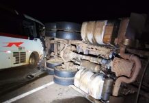 Acidente na BR-262/MS entre ônibus, carreta e carro deixa ferido grave, em Três Lagoas Acidente na BR-262/MS entre ônibus, carreta e carro deixa ferido grave, em Três Lagoas