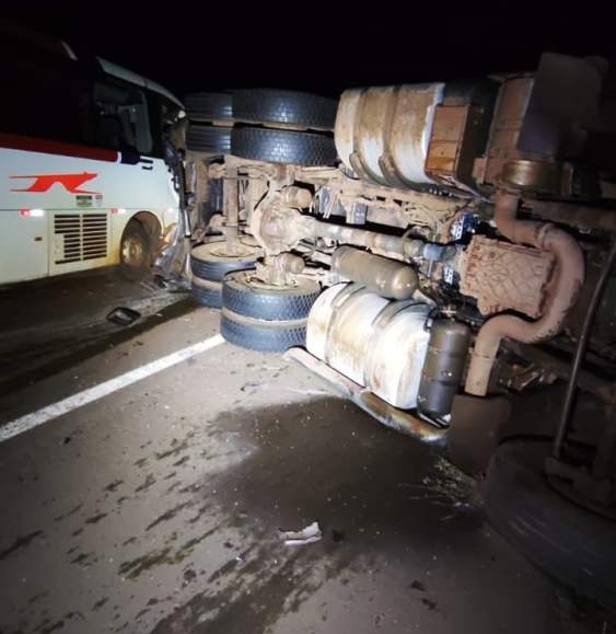 Acidente na BR-262/MS entre ônibus, carreta e carro deixa ferido grave, em Três Lagoas Acidente na BR-262/MS entre ônibus, carreta e carro deixa ferido grave, em Três Lagoas