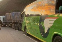 Ônibus e carreta batem na BR-356/MG, em Itabirito, e deixam 4 feridos Ônibus e carreta batem na BR-356/MG, em Itabirito, e deixam 4 feridos
