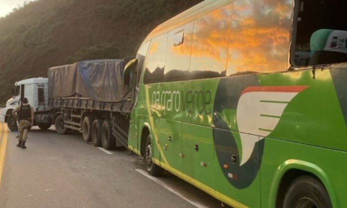 Ônibus e carreta batem na BR-356/MG, em Itabirito, e deixam 4 feridos