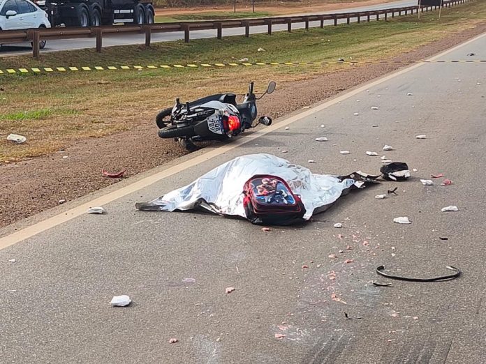 VÍDEO: Motoqueira morre e criança fica ferida em acidente na BR-364/MT, em Rondonópolis