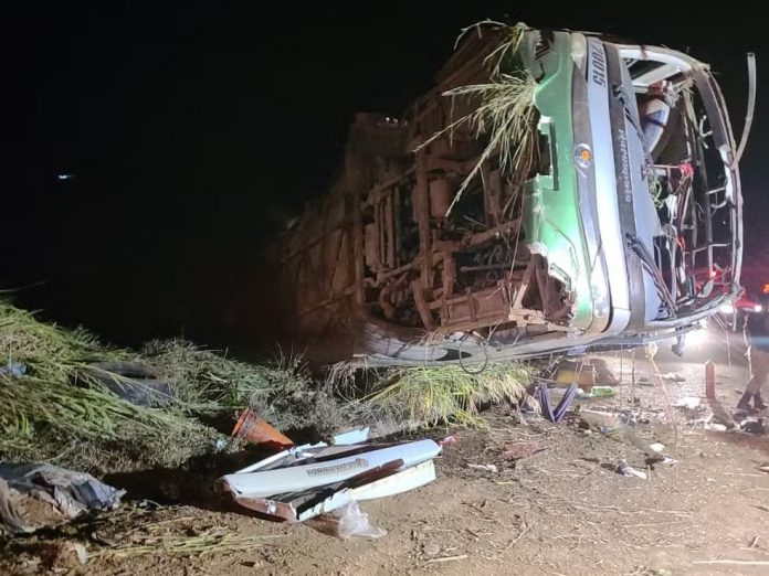 Acidente com ônibus na MGC-367 deixa 1 morto e 39 feridos, em Diamantina (MG) Acidente com ônibus na MGC-367 deixa 1 morto e 39 feridos, em Diamantina (MG)