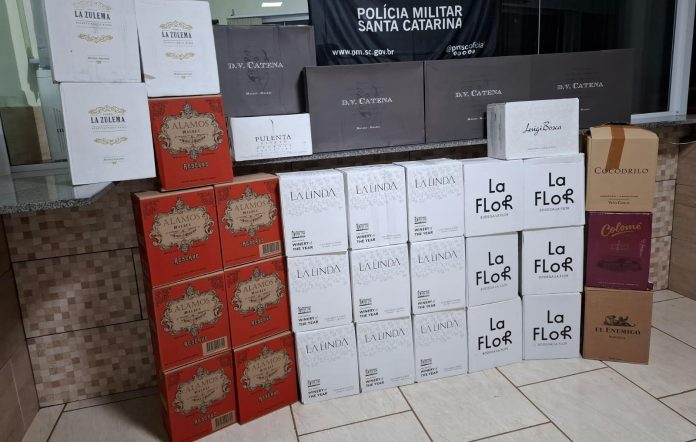 Polícia Rodoviária de SC flagra passageiros de ônibus com 34 caixas de vinho sem nota fiscal Polícia Rodoviária de SC flagra passageiros de ônibus com 34 caixas de vinho sem nota fiscal
