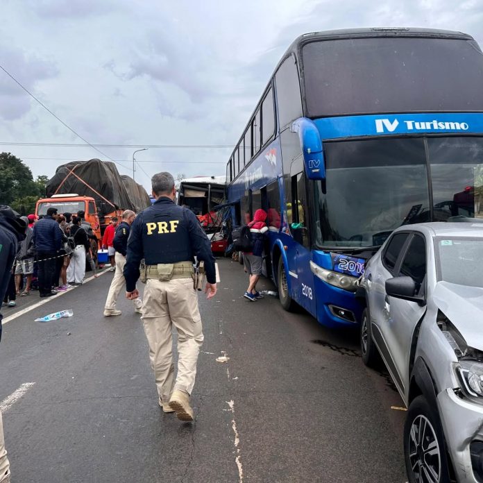 Acidente com ônibus de torcedores do Cerro Porteño deixa feridos na BR-277/PR