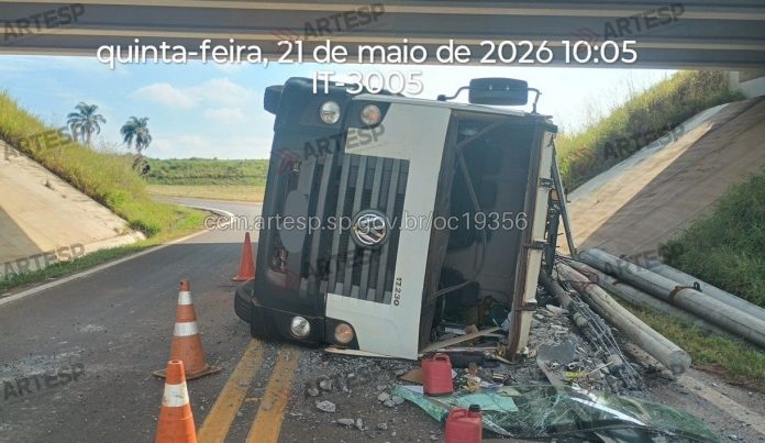 Caminhão com postes tomba na SP-225 e deixa quatro feridos, em Brotas