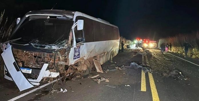 Acidente na MT-249 com micro-ônibus e carro mata casal e fere três crianças
