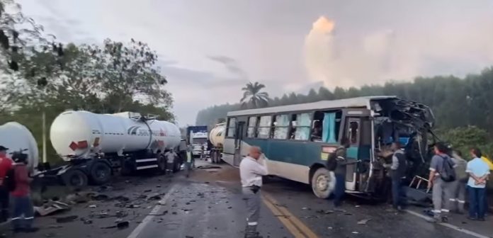 Caminhoneiro morre em acidente na BR-101/BA, em Nova Viçosa Caminhoneiro morre em acidente na BR-101/BA, em Nova Viçosa