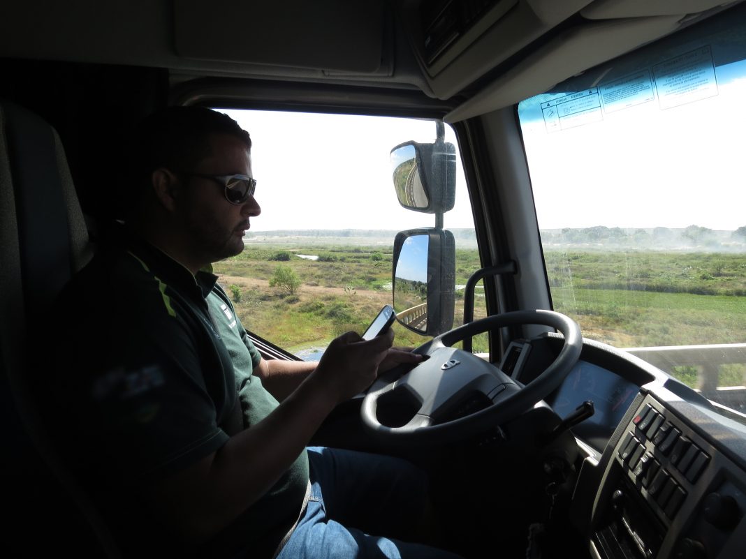 Sinais na estrada, tecnologia e distração reacendem alerta dos cegonheiros sobre uso do celular ao volante