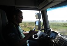 Sinais na estrada, tecnologia e distração reacendem alerta dos cegonheiros sobre uso do celular ao volante Sinais na estrada, tecnologia e distração reacendem alerta dos cegonheiros sobre uso do celular ao volante