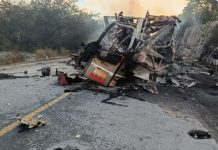 Ônibus com 15 multas recentes colide com carreta e deixa 8 mortos e vários feridos na BR-251/MG Ônibus com 15 multas recentes colide com carreta e deixa 8 mortos e vários feridos na BR-251/MG