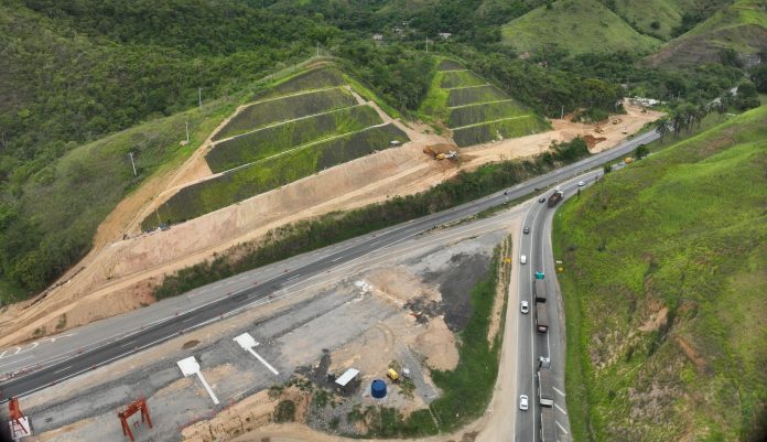 Detonação de rochas na Serra das Araras, na Dutra, continua na próxima semana Detonação de rochas na Serra das Araras, na Dutra, continua na próxima semana