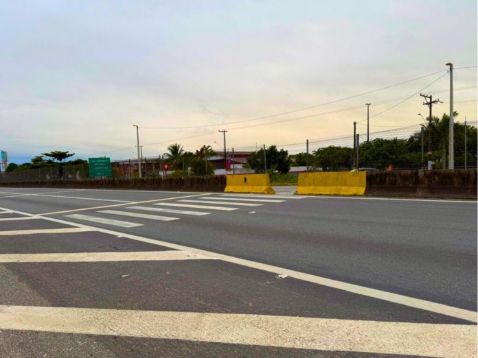Construção de passarelas alteram o tráfego na SP-055, em Itanhaém Construção de passarelas alteram o tráfego na SP-055, em Itanhaém