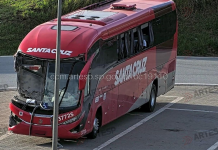 Ônibus da Viação Santa Cruz colide com a traseira de carreta na SP-280