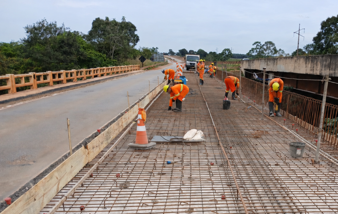 Obras em três pontes na BR-163/MT deixam trechos no sistema 'Pare-e-Siga', em Itiquira